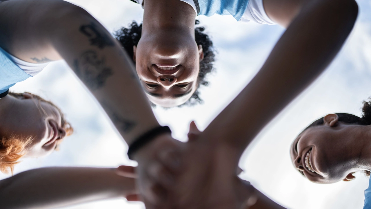 Junge Frauen reichen sich die Hände
