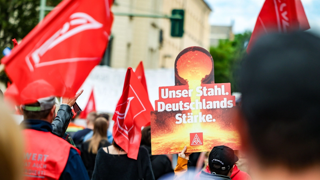 Unter dem Motto „Stahl hat Zukunft – bei uns!“ demonstrieren in Berlin rund 1700 Beschäftigte aus über 40 Stahlbetrieben für eine starke und zukunftsfähige Stahlindustrie. Nach einem Demonstrationszug vom Brandenburger Tor versammeln sich die Teilnehmenden zu einer Kundgebung vor dem Bundesministerium für Wirtschaft und Energie.