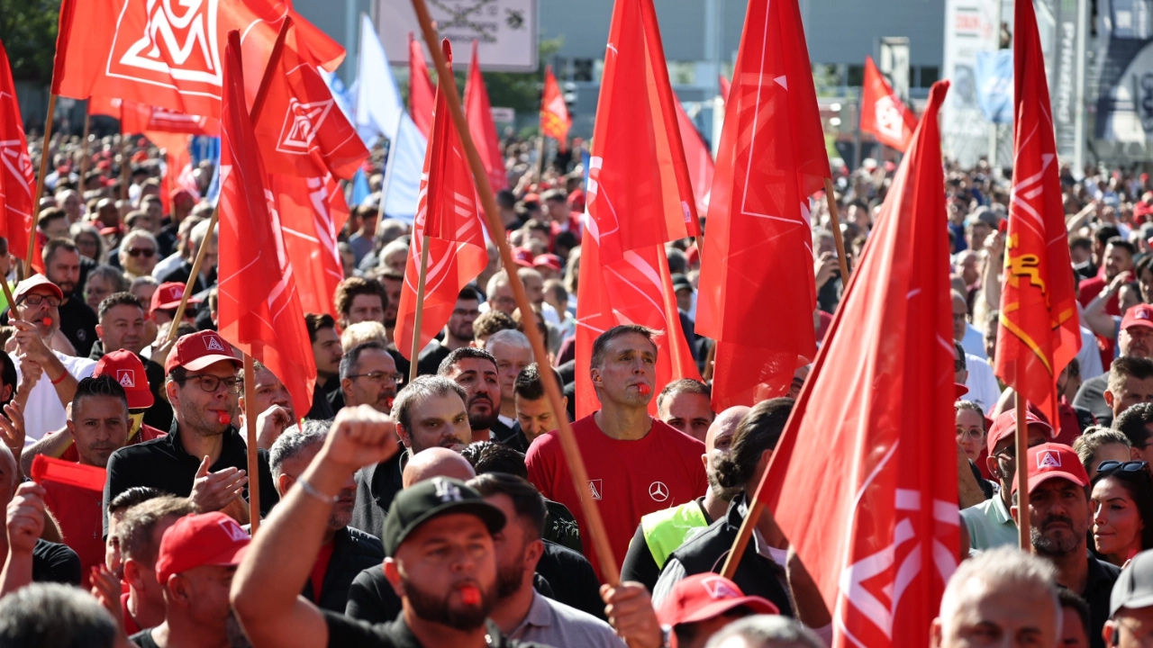Aktionstag bei Mercedes Benz, Daimler, in Sindelfingen gegen die Angriffe auf Beschäftigten in der Automobilindustrie.