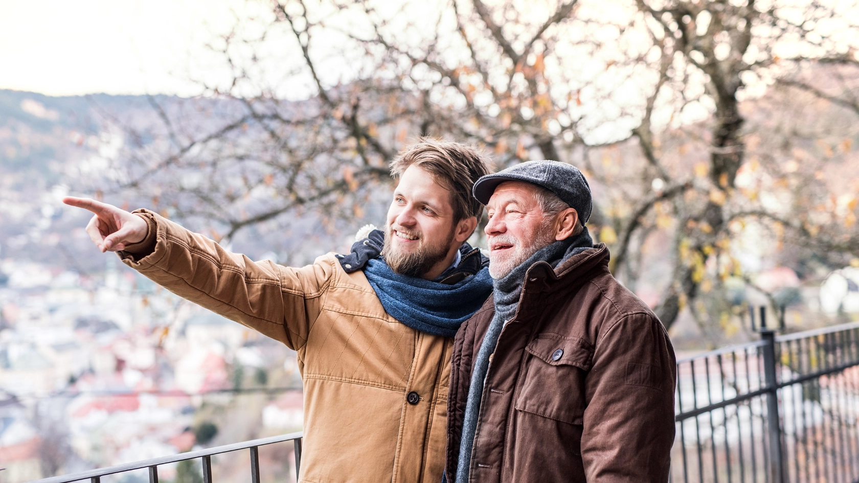 Senior Vater und sein erwachsener Sohn bei einem Spaziergang
