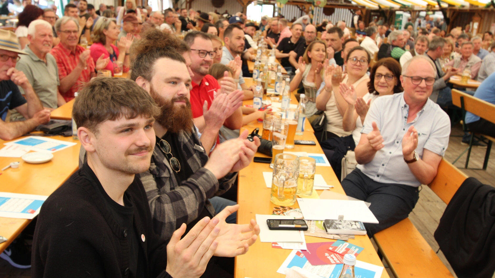 500 Gewerkschafter*innen bei der Kundgebung am Tag der Arbeit 2025 in Passau auf der Maidult.