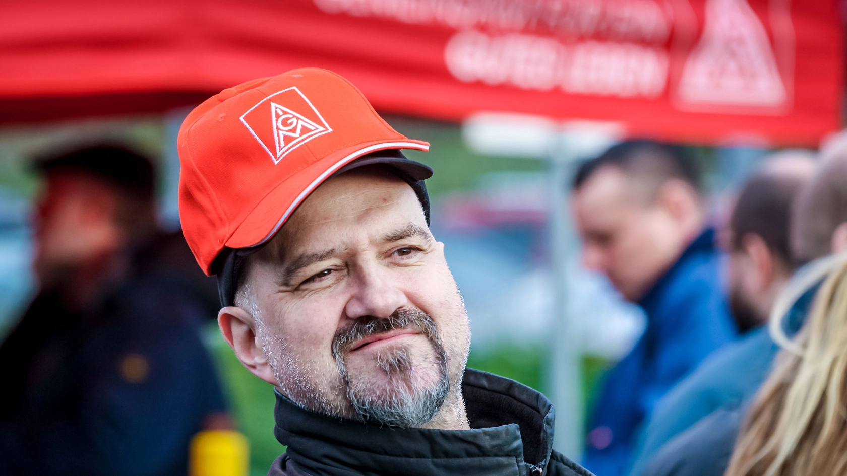 IG Metall, Mann, Rot, Arbeitnehmer, Streik ,Kappe, Ballon, Luftballon, Warnstreik