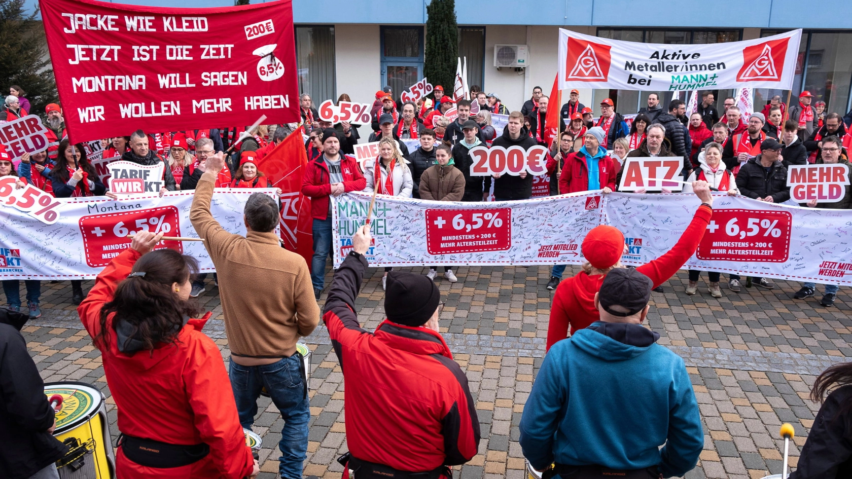 Beschäftigte demonstrieren zur zweiten Tarifverhandlung für Textil- und Bekleidungsindustrie am 25. Februar in Ingolstadt.