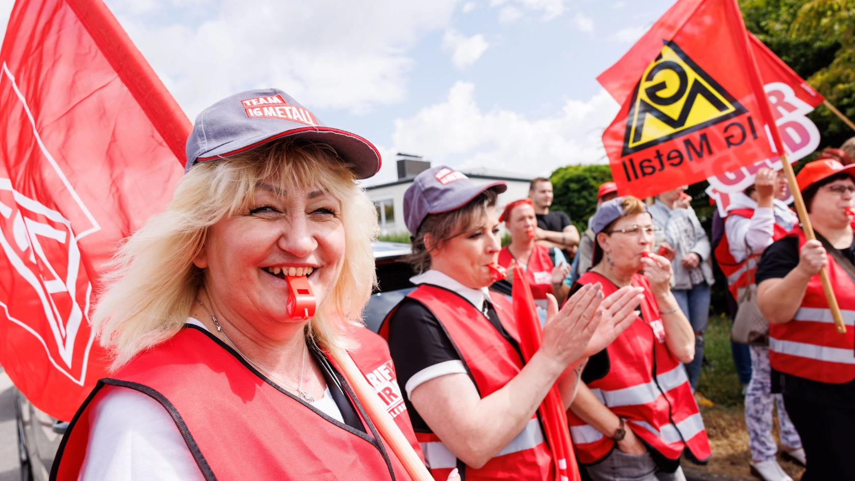 Beschäftigte mit IG Metall-Fahnen und Trillerpfeifen bei der Aktion zur vierten Tarifverhandlung der Textilen Dienste in Göttingen