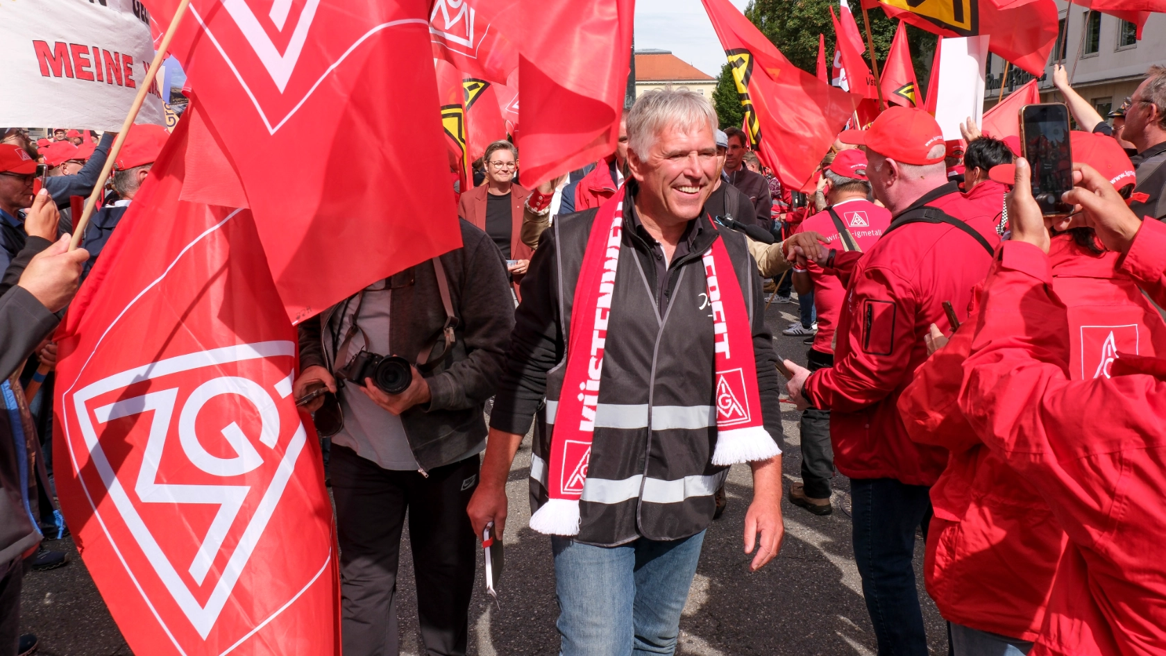 5000 Beschäftigte demonstrieren bei der 1. Tarifverhandlung für die bayerische Metall- und Elektroindustrie 2024 in München für 7 Prozent mehr Geld und 170 Euro mehr für Azubis.