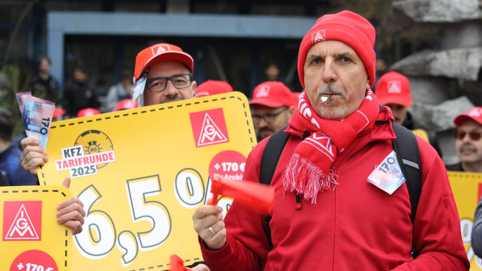 Lautstarke Kundgebung vor der ersten Tarifverhandlung in München