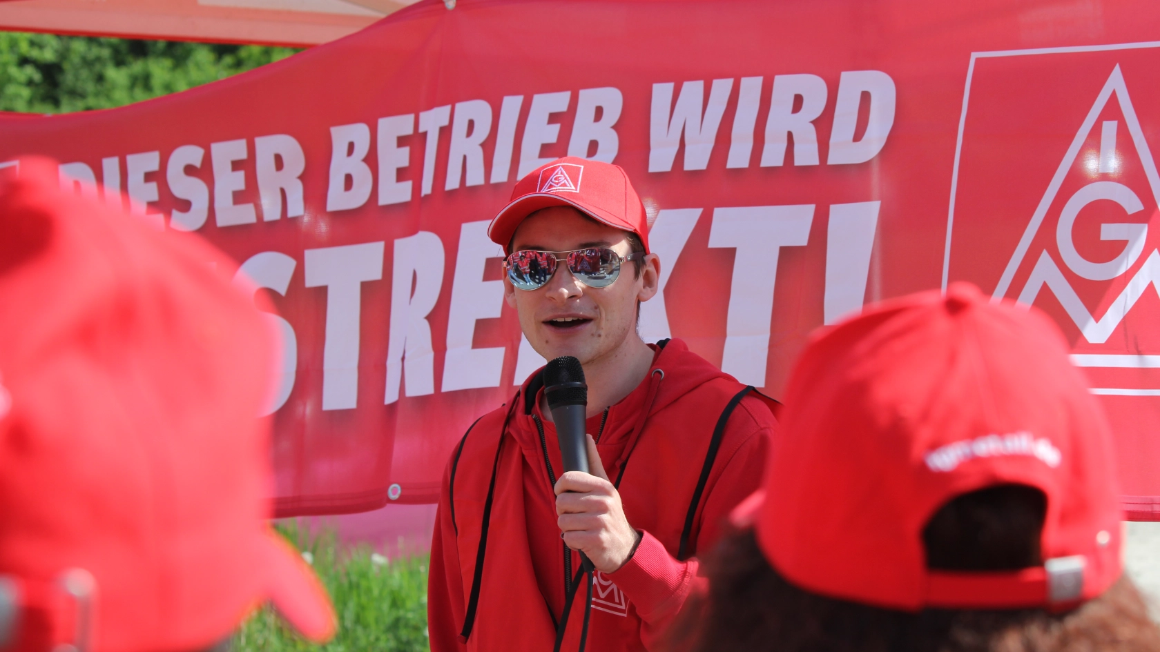 Lukas Marchlewitz (BR-Vorsitzender Mercedes Benz NL München) beim Avnet-Solidaritätsbesuch