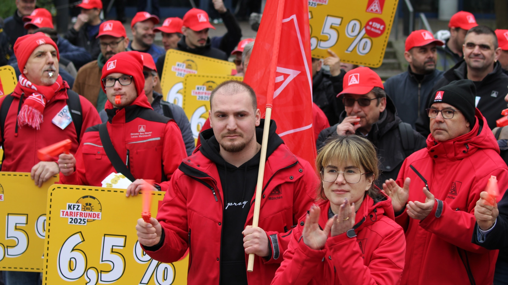 Lautstarke Kundgebung vor der ersten Tarifverhandlung in München