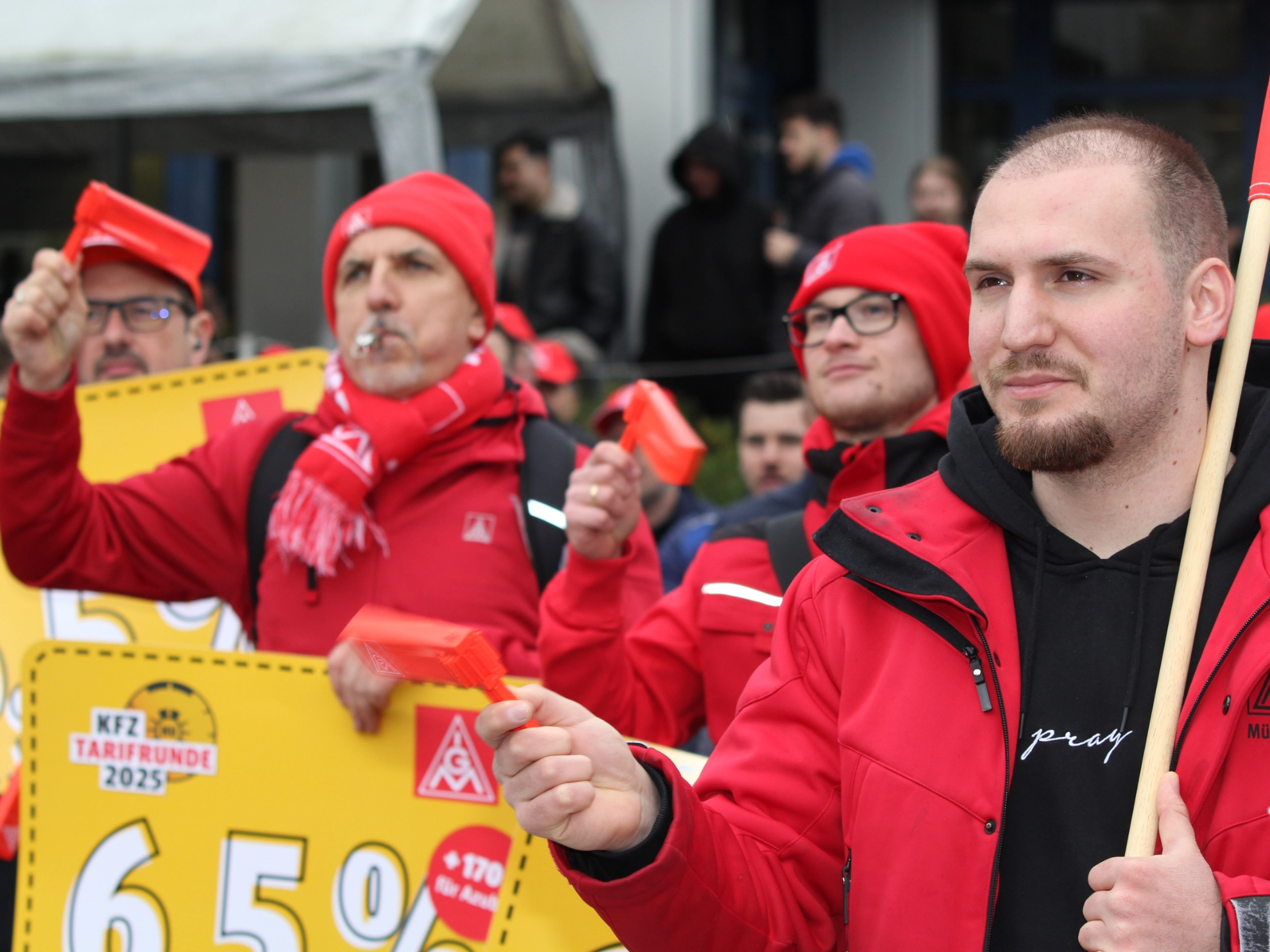 Demo zur 1. Tarifverhandlung KFZ-Handwerk Bayern in München