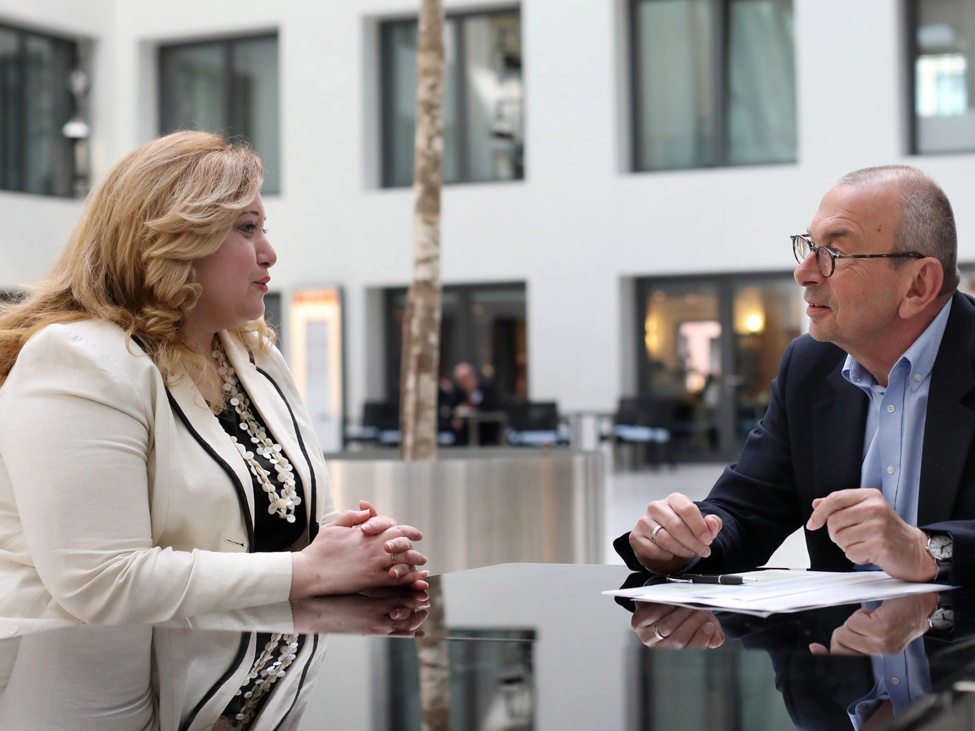 Eine Frau und ein Mann in einer Gesprächssituation im IG Metall Gebäude