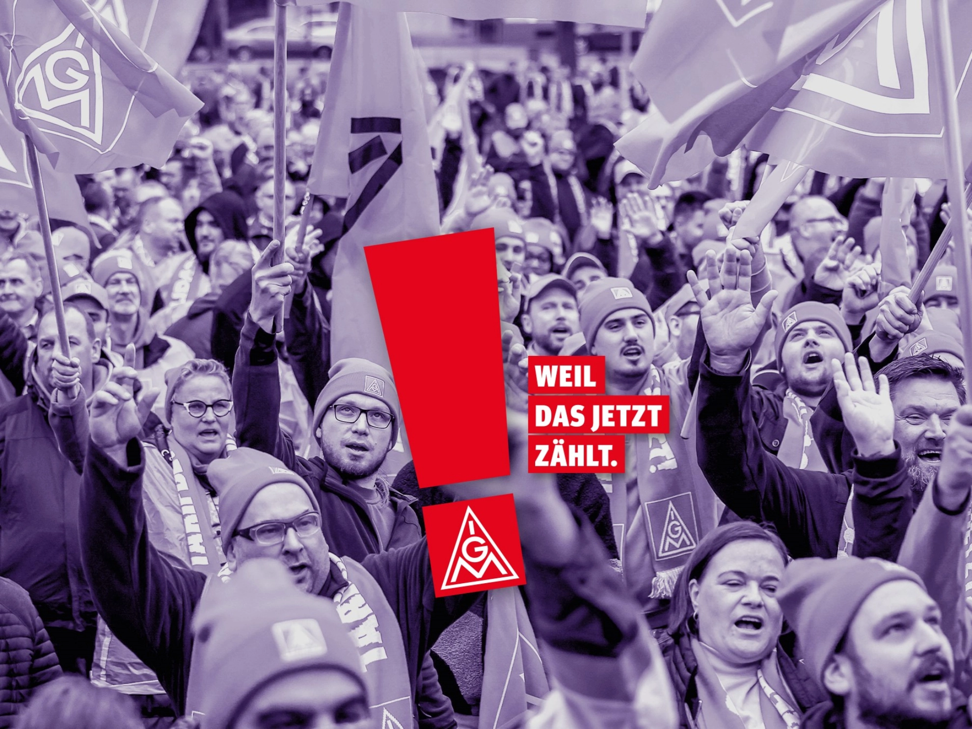 Metallerinnen und Metaller bei einer Kundgebung.