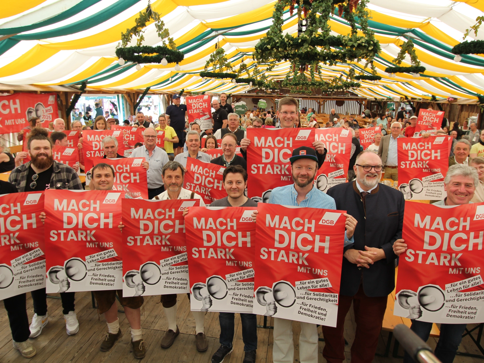 500 Gewerkschafter*innen bei der Kundgebung am Tag der Arbeit 2025 in Passau auf der Maidult.