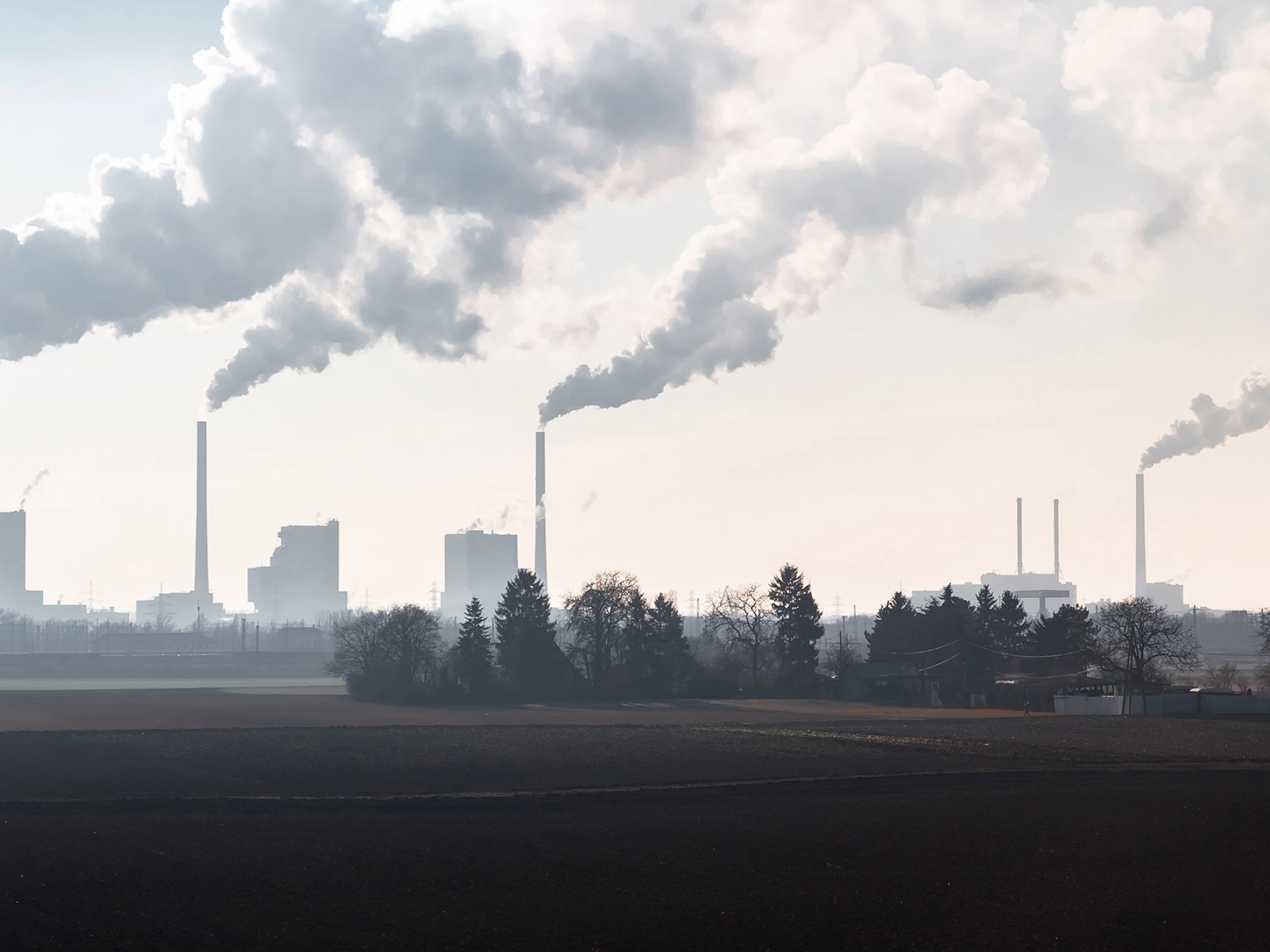 Rauchende Schornsteine eines Kraftwerks