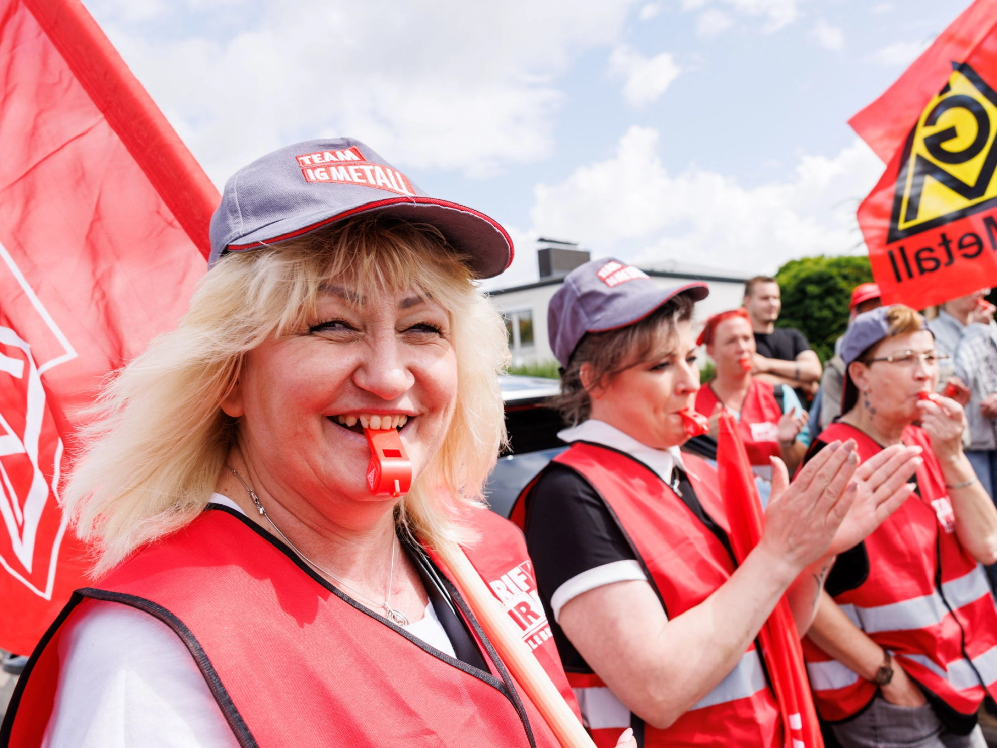 Beschäftigte mit IG Metall-Fahnen und Trillerpfeifen bei der Aktion zur vierten Tarifverhandlung der Textilen Dienste in Göttingen