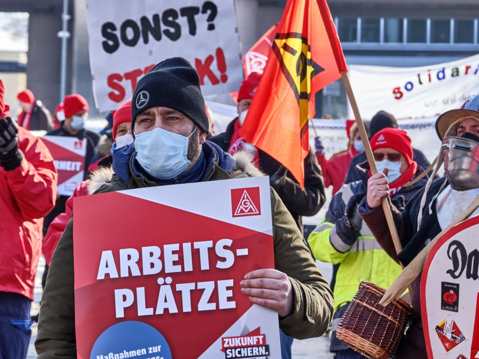 Tarifrunde Metall und Elektro: Mit dem Tarifabschluss in der Metall- und Elektroindustrie hat die IG Metall Beschäftigung, Zukunft und Einkommen gesichert. 500 Euro in diesem Jahr, ab 2022 kommt dann ein jährliches Transformationsgeld (T-Geld) dazu. 2023 steigt das T-Geld auf 27,6 Prozent und kann auch zur Arbeitszeitverkürzung genutzt werden. Hier: Warnstreik bei Daimler Stuttgart.