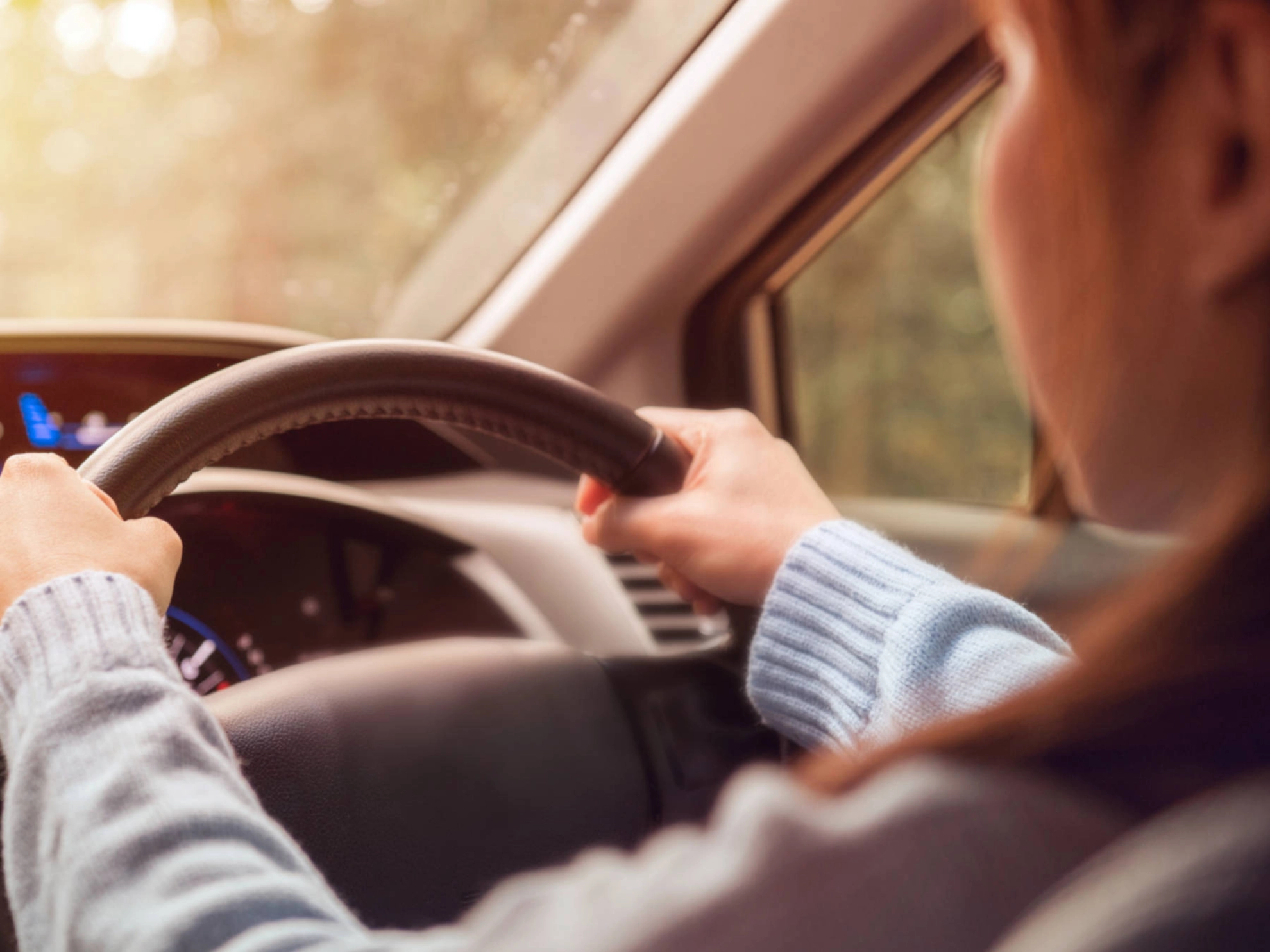 Eine Frau, die Auto fährt. 