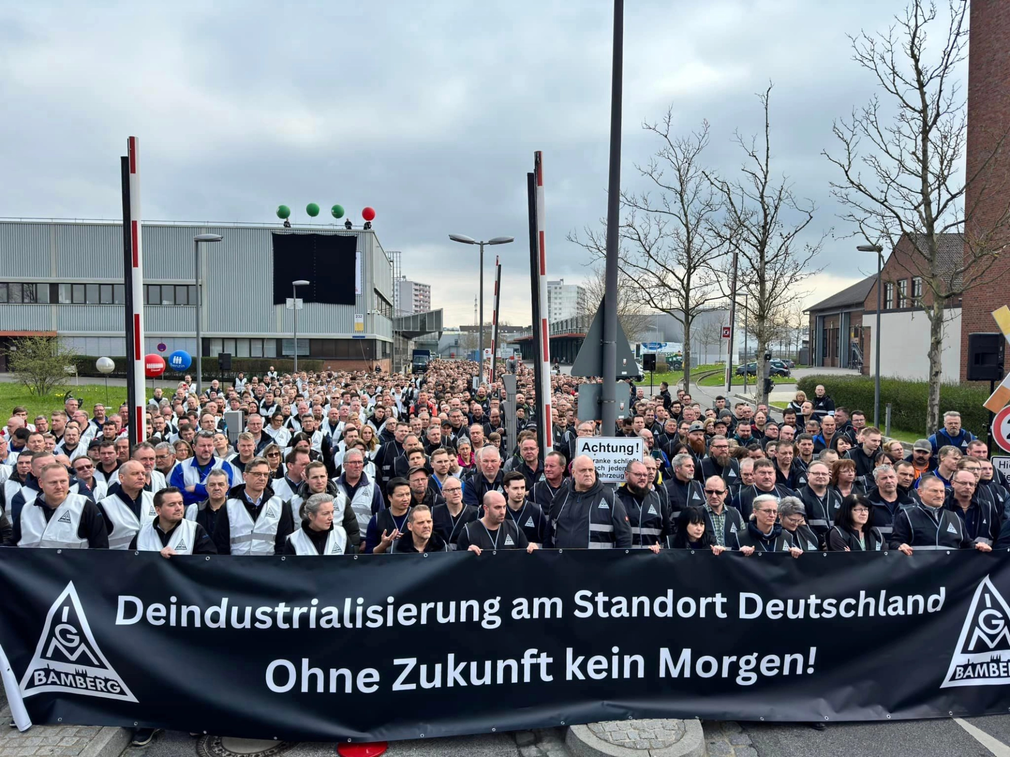 Protest bei Bosch Bamberg mit 1000 Beschäftigten in schwarzen Westen. So viele Stellen will der Konzern allein an diesem Standort abbauen.