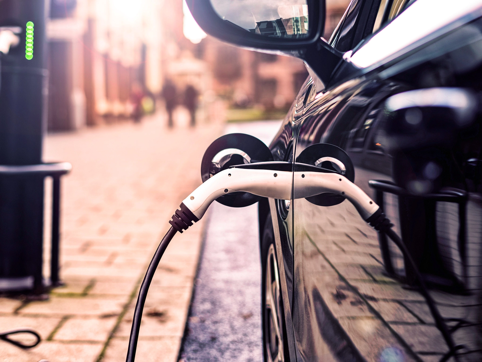 Ein Elektroauto steht an einer Ladestation