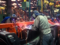 Schweißer in einer Produktionsstätte der Automobilindustrie.