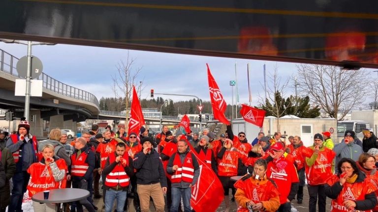 Warnstreik in der Holz- und Kunststoffindustrie: Steelcase, Rosenheim