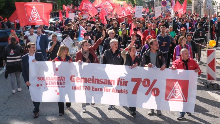 5000 Beschäftigte demonstrieren bei der 1. Tarifverhandlung für die bayerische Metall- und Elektroindustrie 2024 in München für 7 Prozent mehr Geld und 170 Euro mehr für Azubis.