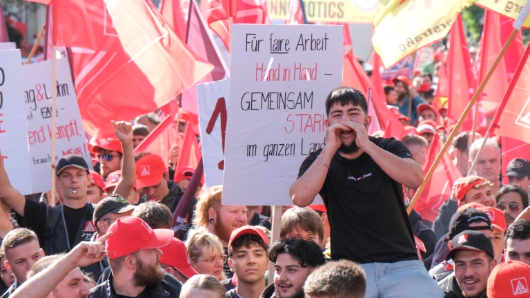 5000 Beschäftigte demonstrieren bei der 1. Tarifverhandlung für die bayerische Metall- und Elektroindustrie 2024 in München für 7 Prozent mehr Geld und 170 Euro mehr für Azubis.