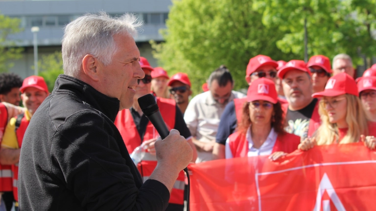 IG Metall-Bezirksleiter Horst Ott macht den Avnet-Streikenden Mut