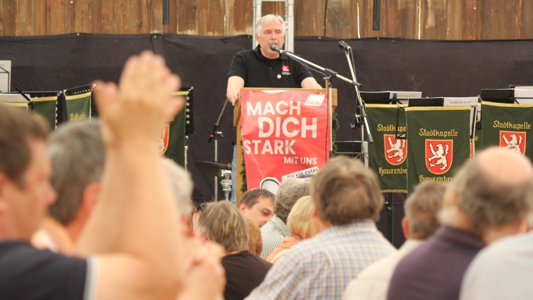 500 Gewerkschafter*innen bei der Kundgebung am Tag der Arbeit 2025 in Passau auf der Maidult.