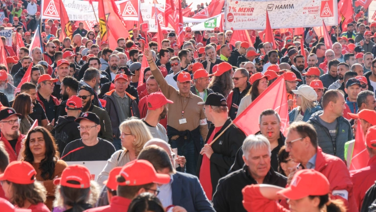 5000 Beschäftigte demonstrieren bei der 1. Tarifverhandlung für die bayerische Metall- und Elektroindustrie 2024 in München für 7 Prozent mehr Geld und 170 Euro mehr für Azubis.