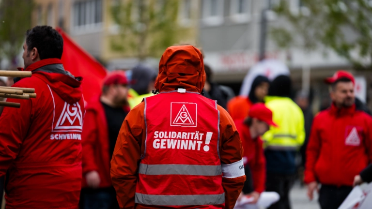 Beschäftigte von ZF, SKF, Bosch, Schaeffler und anderer Betriebe demonstrieren in Schweinfurt für den Erhalt ihrer Standorte.