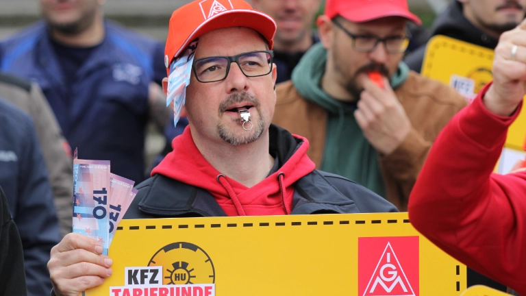 Lautstarke Kundgebung vor der ersten Tarifverhandlung in München