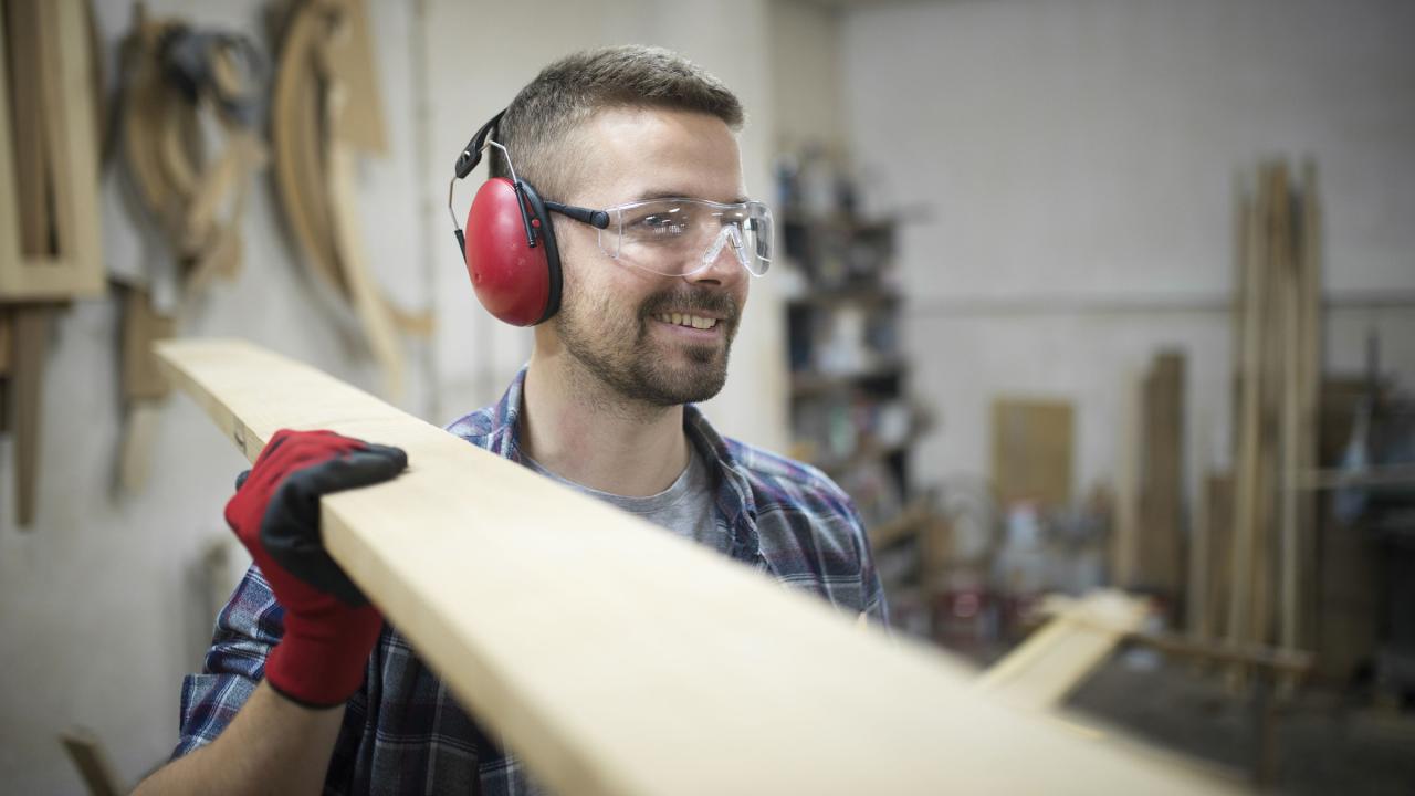 Schreiner in einer Werkstatt